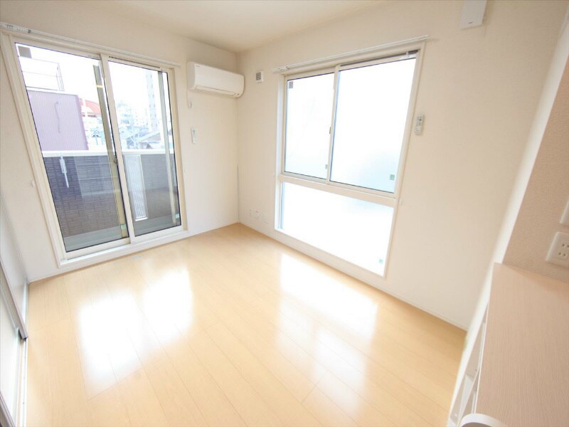 物件内観写真13　(ＬＤＫ10.3帖　南面バルコニー　2面採光)