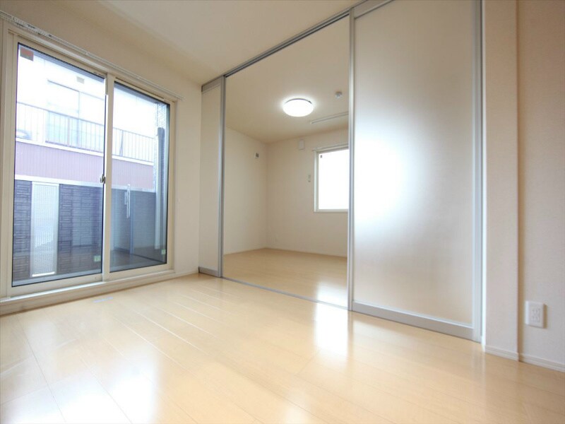 物件内観写真13　(ＬＤＫ9.8帖　南面バルコニー　エアコン完備)