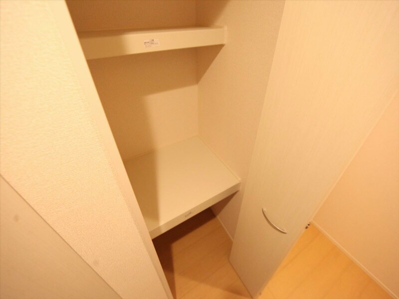 物件内観写真19　(廊下にある収納棚（収納充実してます）)