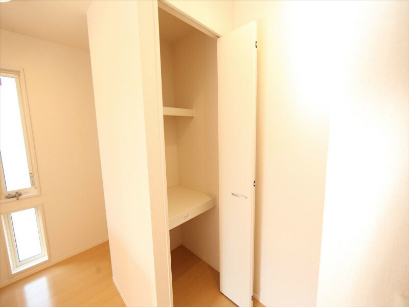 物件内観写真19　(ＬＤＫにある収納棚（収納充実してます）)