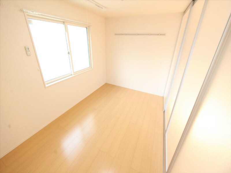 物件内観写真19　(洋室6.8帖　室内物干し付き)