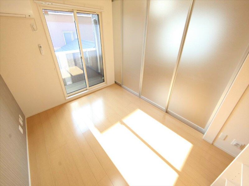 物件内観写真21　(ＬＤＫ9.8帖　南面バルコニー　エアコン完備)