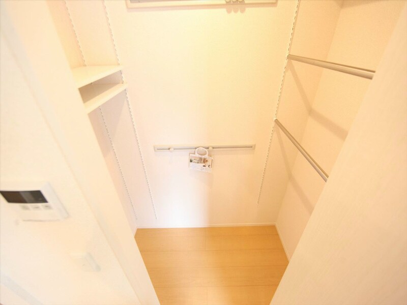 物件内観写真24　(ワンステップクローゼット（収納充実してます）)