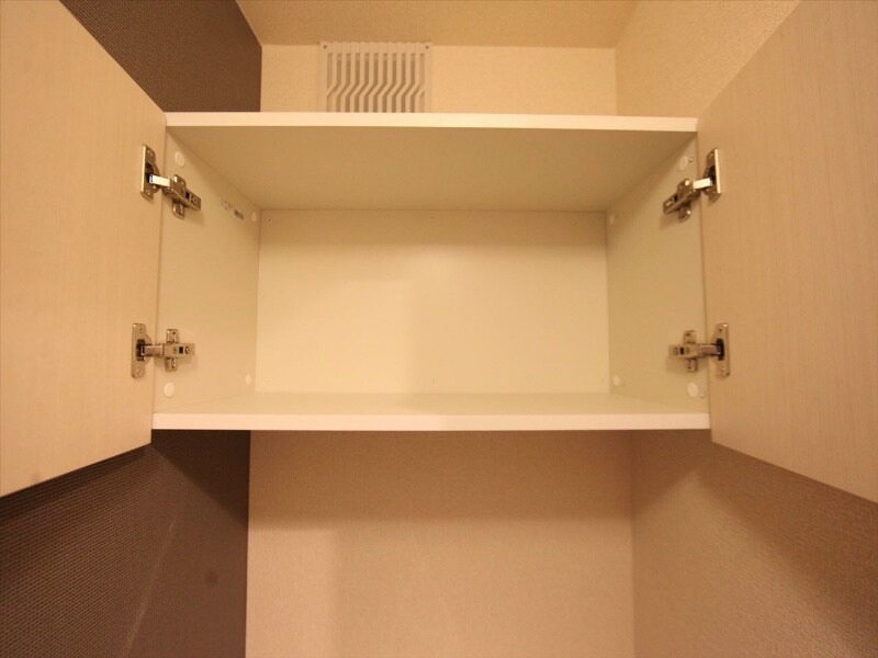 物件内観写真27　(トイレ上部の収納棚)