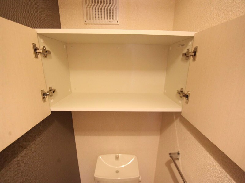 物件内観写真27　(トイレ上部の収納棚)