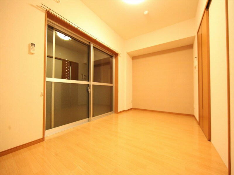 物件内観写真2　(洋室7.1帖　エアコン完備　南面バルコニー)