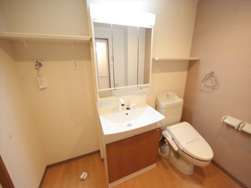 物件内観写真3　(脱衣所　独立洗面台（シャンプードレッサー付）収納スペース有)