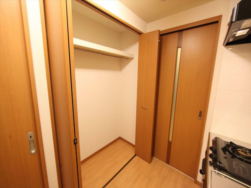 物件内観写真6　(クローゼット（収納充実してます）)