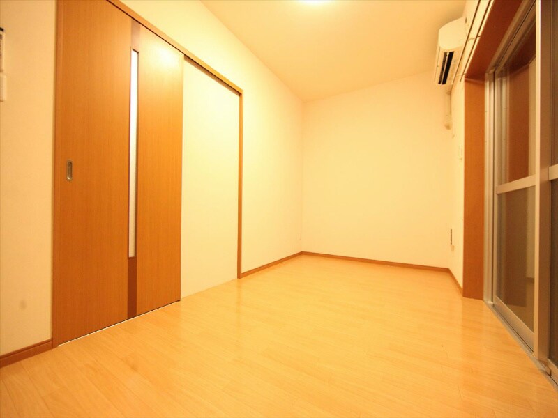 物件内観写真9　(洋室7.1帖　照明付き　南面バルコニー)