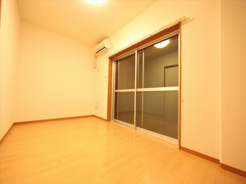 物件内観写真10　(洋室7.1帖　南面バルコニー　日当り良好)