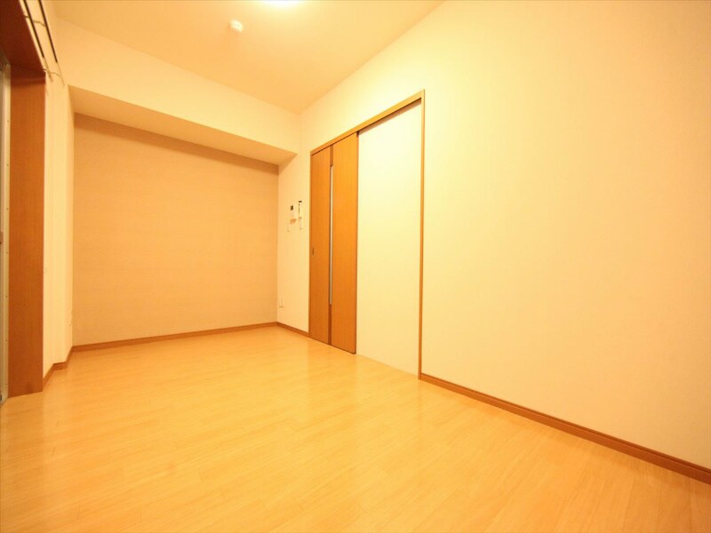 物件内観写真14　(洋室7.1帖　エアコン完備　照明付き)