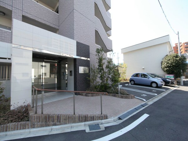 エントランス(エントランス　オートロック付　敷地内平面駐車場)