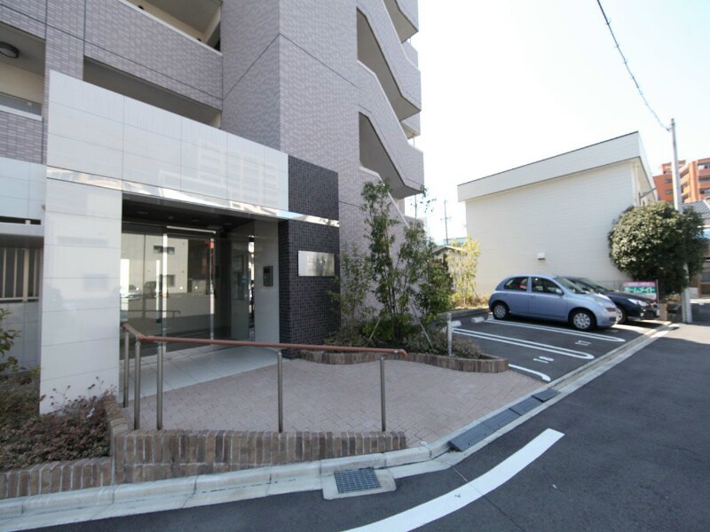 物件内観写真24　(エントランス　オートロック付　敷地内平面駐車場)