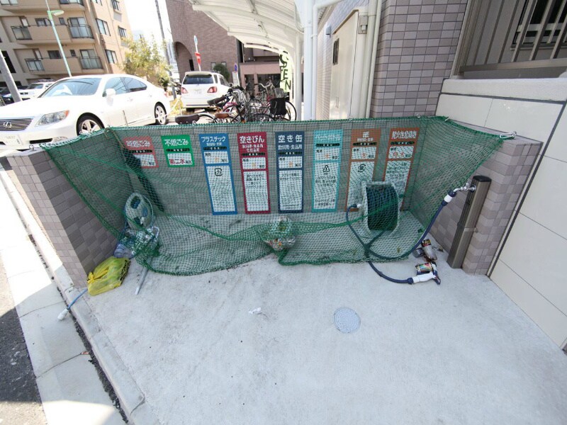 物件内観写真27　(敷地内ゴミ捨て場)