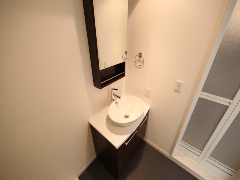 物件内観写真3　(脱衣所　デザイン独立洗面台　洗濯機ご用意できます)