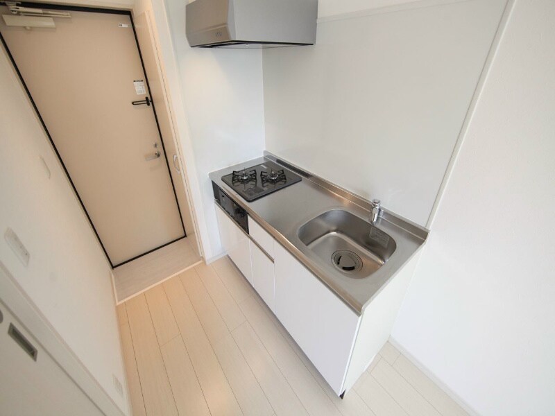物件内観写真7　(システムキッチン（ガス2口）冷蔵庫・レンジ等ご用意できます)
