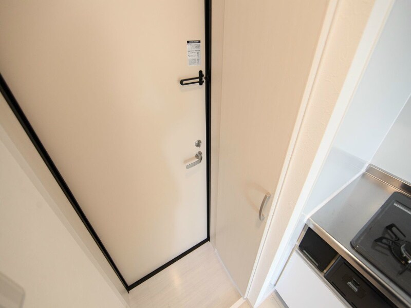 物件内観写真30　(玄関　シューズボックス付（収納充実してます）)