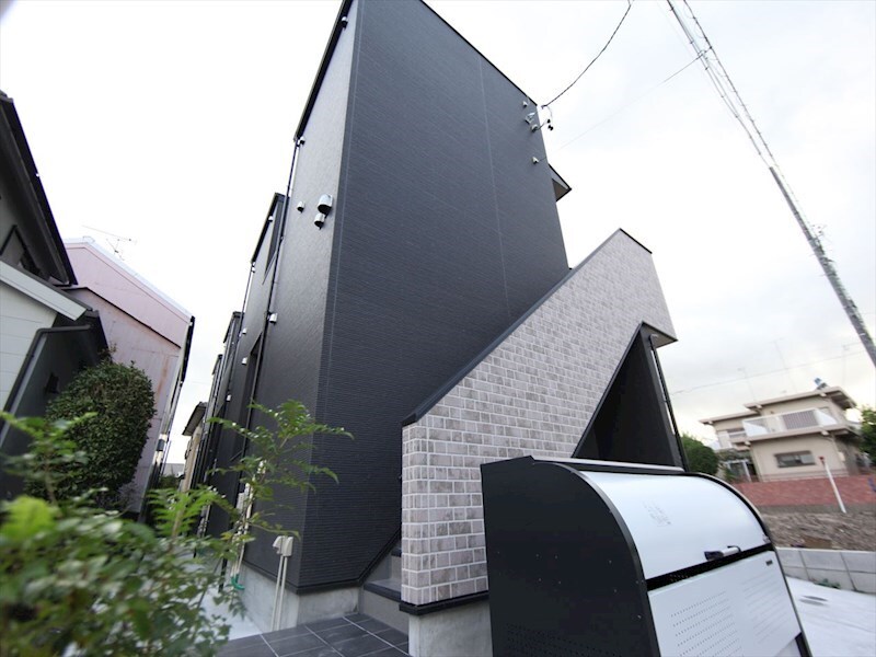 物件外観写真1　(外観　デザイナーズ　光インターネット無料)