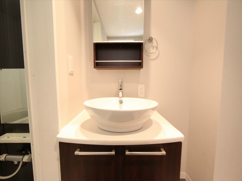 物件内観写真3　(脱衣所　デザイン独立洗面台　収納スペース有)