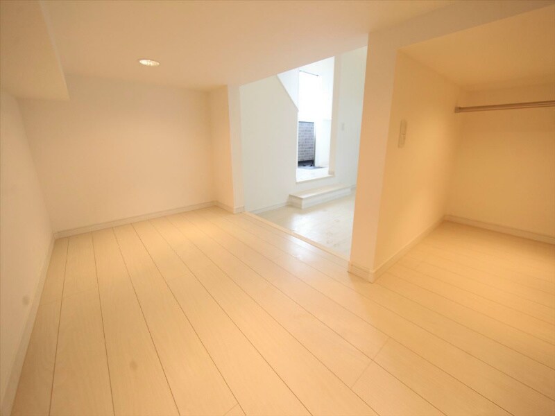 物件内観写真9　(アンダーロフト4.49帖（収納にも寝室にも使えます）)