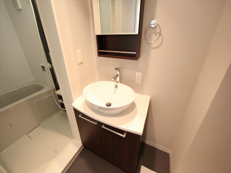物件内観写真19　(脱衣所　デザイン独立洗面台　収納スペース有)