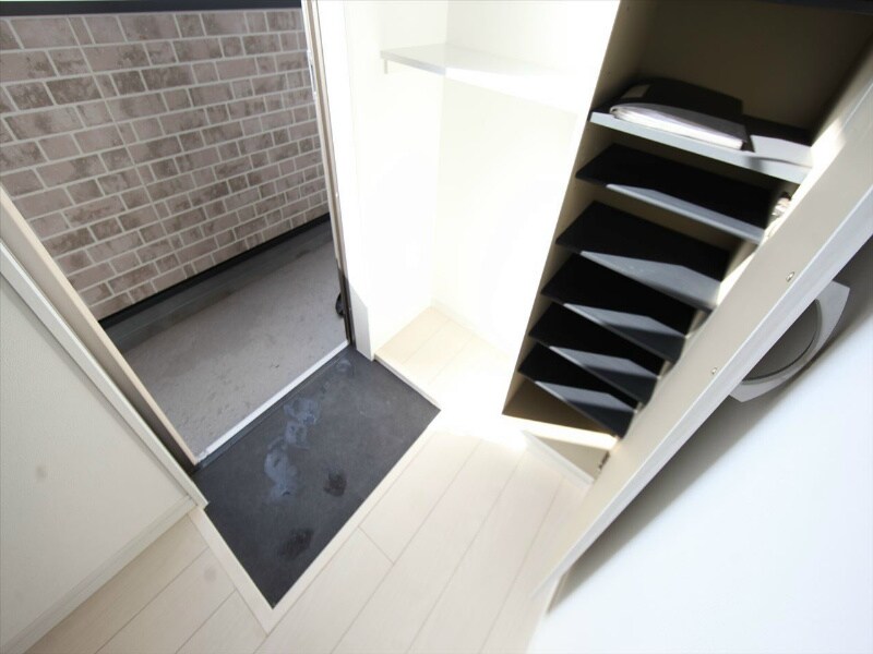 物件内観写真20　(玄関　シューズボックス付（収納充実してます）)