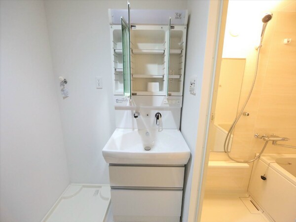 洗面所(脱衣所　独立洗面台（シャンプードレッサー）洗濯機用意できます)