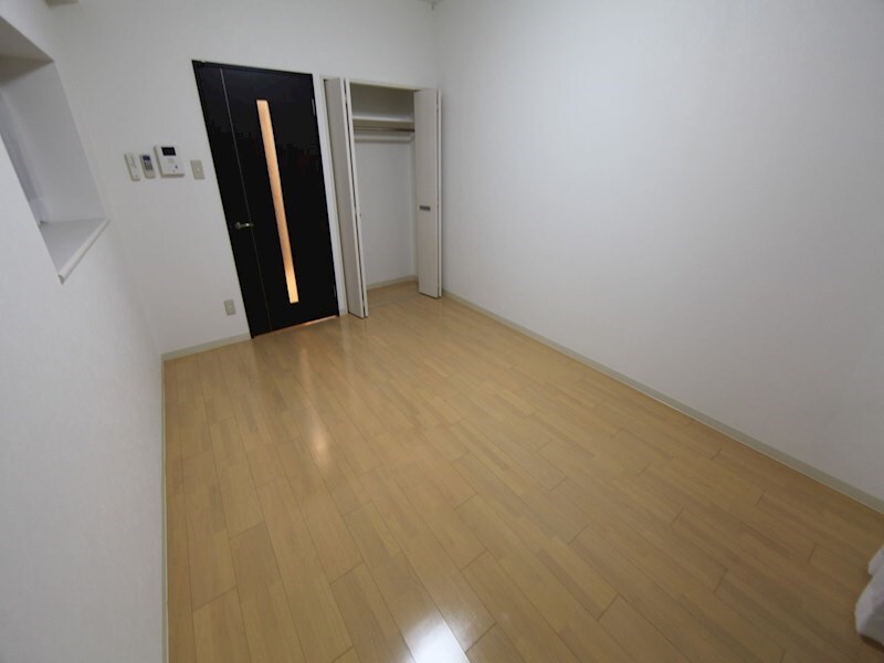 物件内観写真2　(洋室7.2帖　クローゼット付（収納充実してます）)