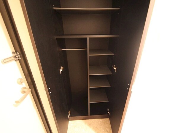 玄関(玄関　シューズボックス付（収納充実してます）)