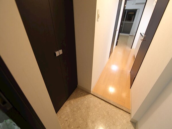 玄関(玄関　シューズボックス付（収納充実してます）)