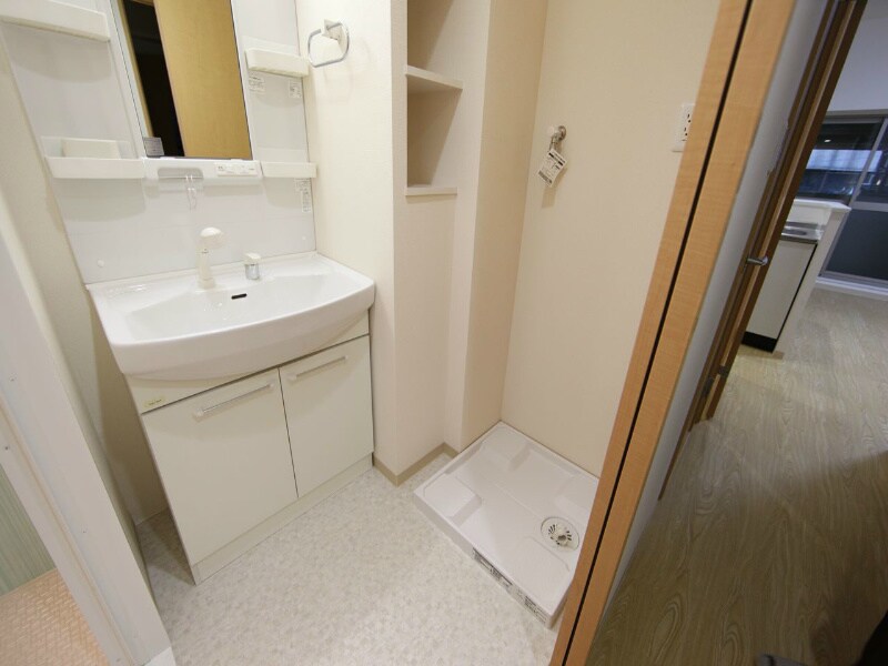 物件内観写真3　(脱衣所　独立洗面台付（シャンプードレッサー付）)