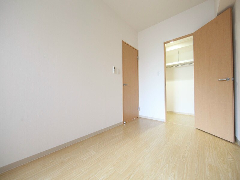 物件内観写真5　(洋室6.3帖　ウォークインクローゼット付（収納充実してます）)