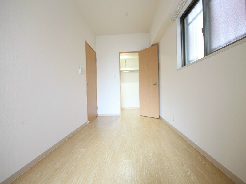 物件内観写真9　(洋室6.3帖　ウォークインクローゼット付（収納充実してます）)