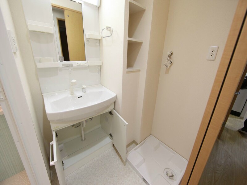 物件内観写真25　(脱衣所　独立洗面台付（シャンプードレッサー付）)