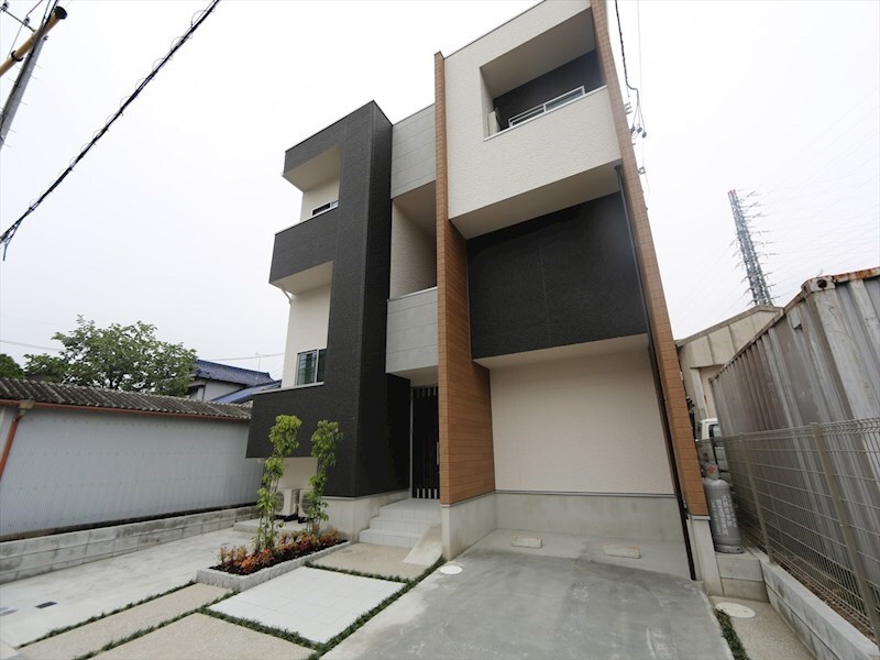 物件外観写真1　(外観　オートロック付　光インターネット使い放題無料)