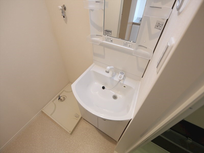 物件内観写真3　(脱衣所　独立洗面台（シャンプードレッサー付）収納スペース有)