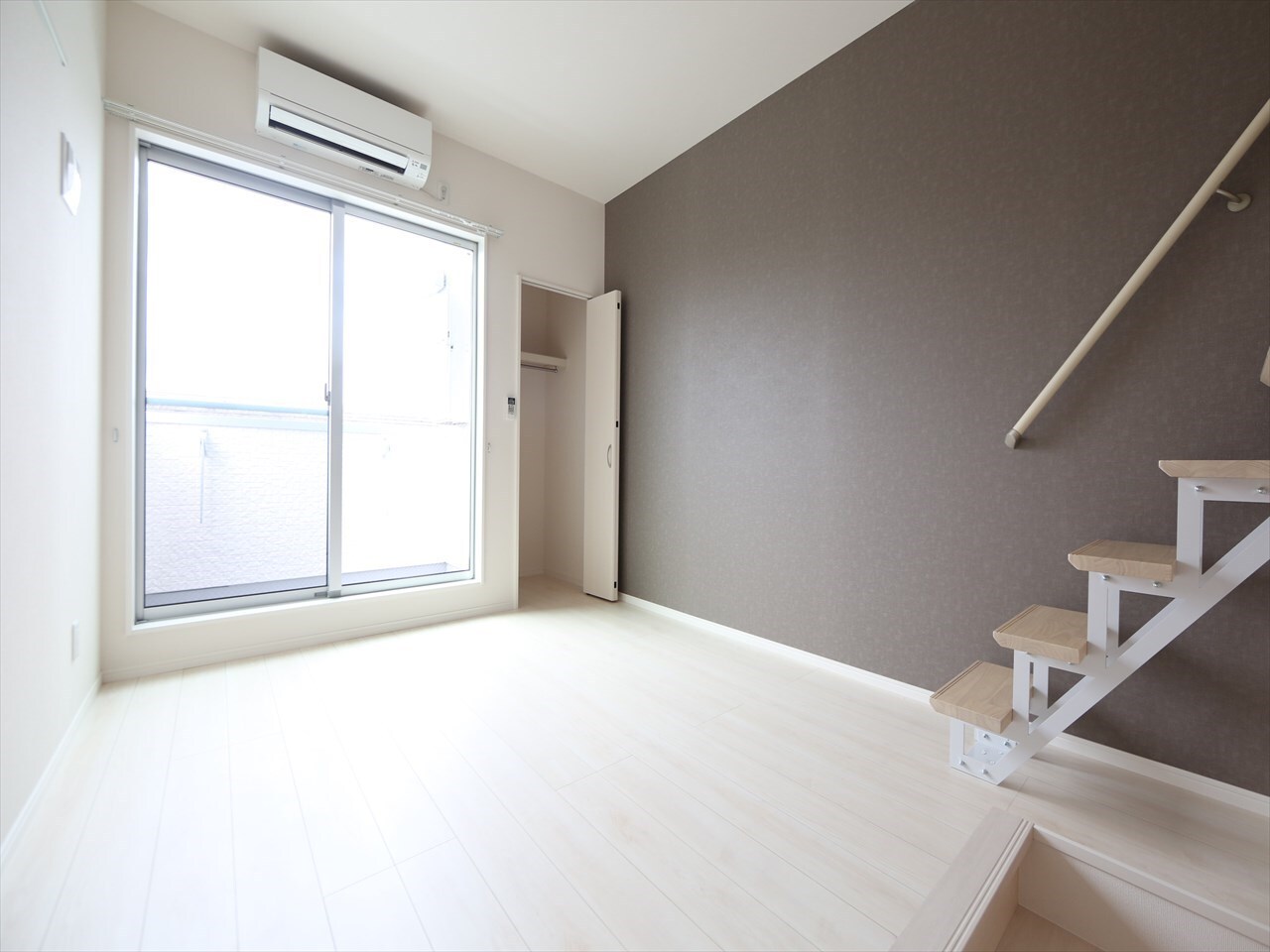 物件内観写真12　(洋室6.4帖　ロフト7.1帖（収納にも寝室にも使えます）)