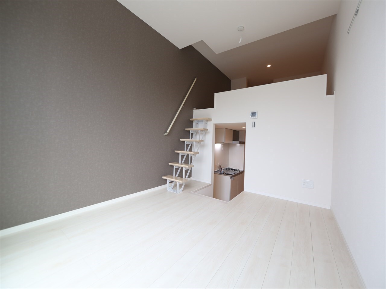 物件内観写真13　(洋室6.4帖　ロフト7.1帖（収納にも寝室にも使えます）)