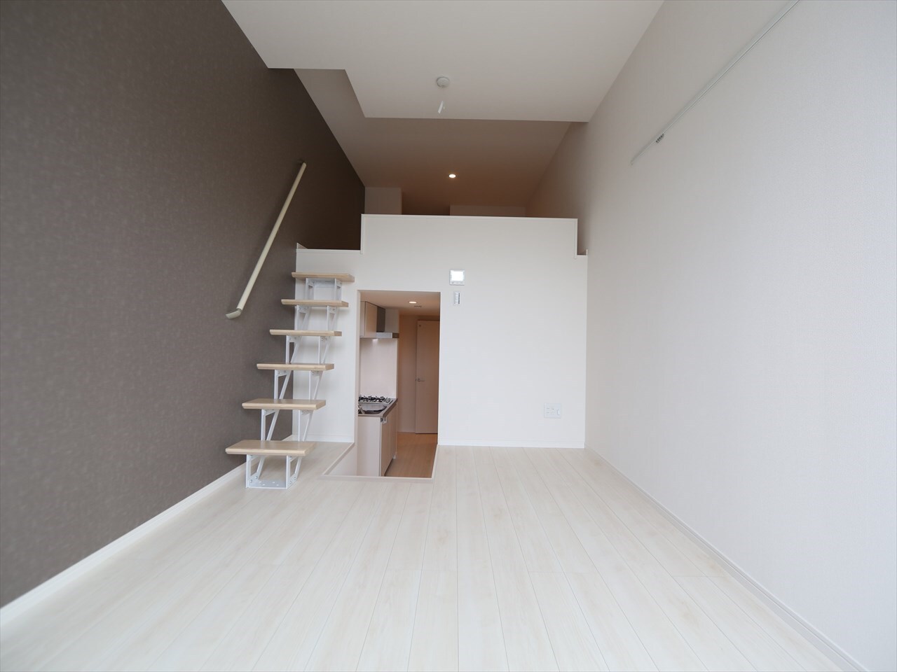 物件内観写真14　(洋室6.4帖　ロフト7.1帖（収納にも寝室にも使えます）)