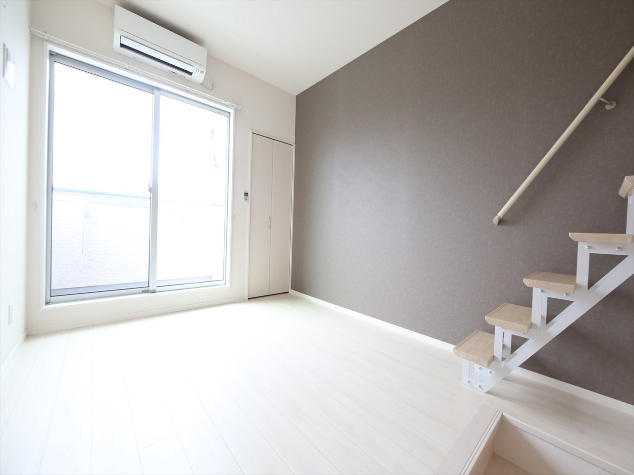 物件内観写真16　(洋室6.4帖　ロフト7.1帖（収納にも寝室にも使えます）)