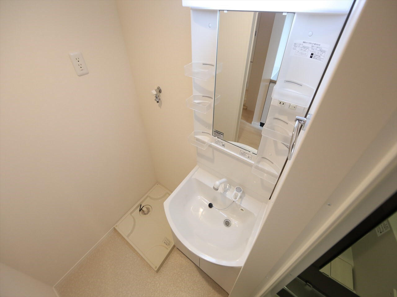 物件内観写真21　(脱衣所　独立洗面台（シャンプードレッサー付）収納スペース有)