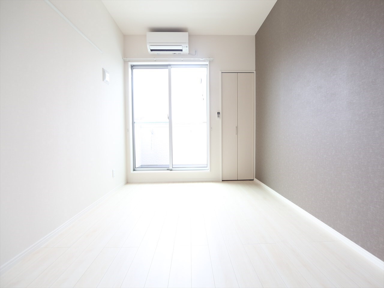 物件内観写真23　(洋室6.4帖　ロフト7.1帖（収納にも寝室にも使えます）)