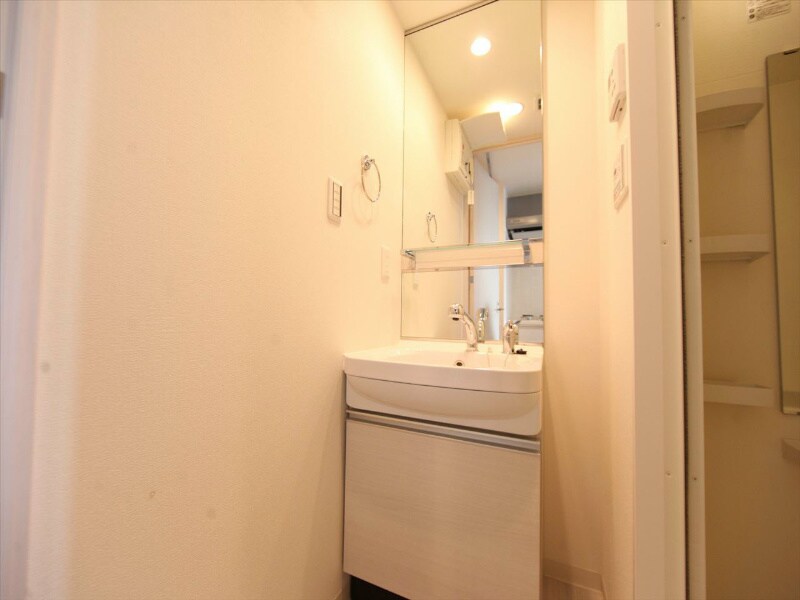 物件内観写真3　(脱衣所　独立洗面台（シャンプードレッサー付）)