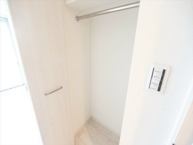 物件内観写真6　(クローゼット（収納充実してます）)