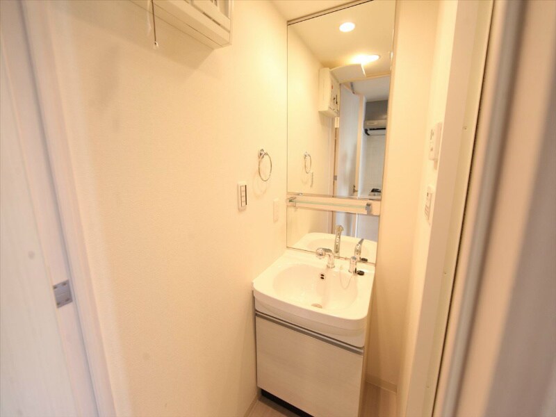 物件内観写真16　(脱衣所　独立洗面台（シャンプードレッサー付）)