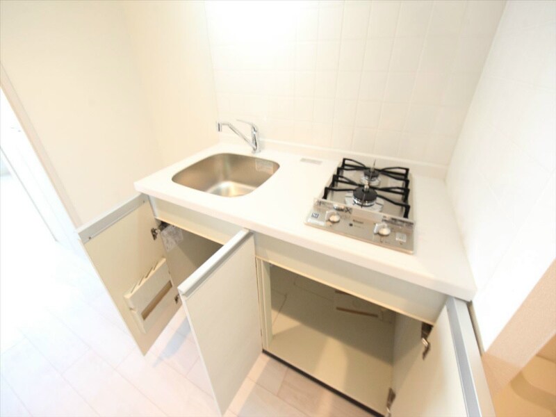 物件内観写真18　(システムキッチン（ガス2口）冷蔵庫・レンジ等ご用意できます)