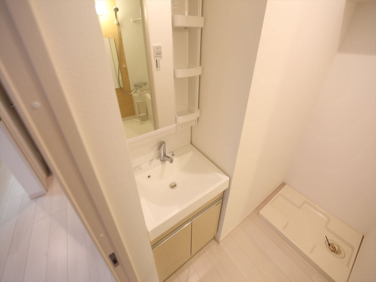 物件内観写真3　(脱衣所　独立洗面台（シャンプードレッサー付）収納スペース有)
