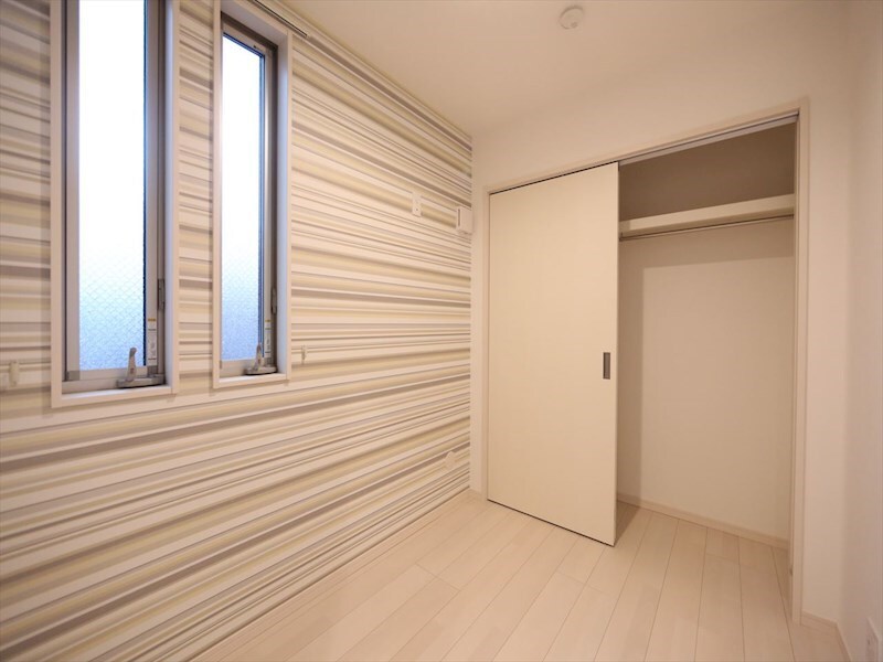 物件内観写真9　(洋室3帖　クローゼット付（収納充実してます）)