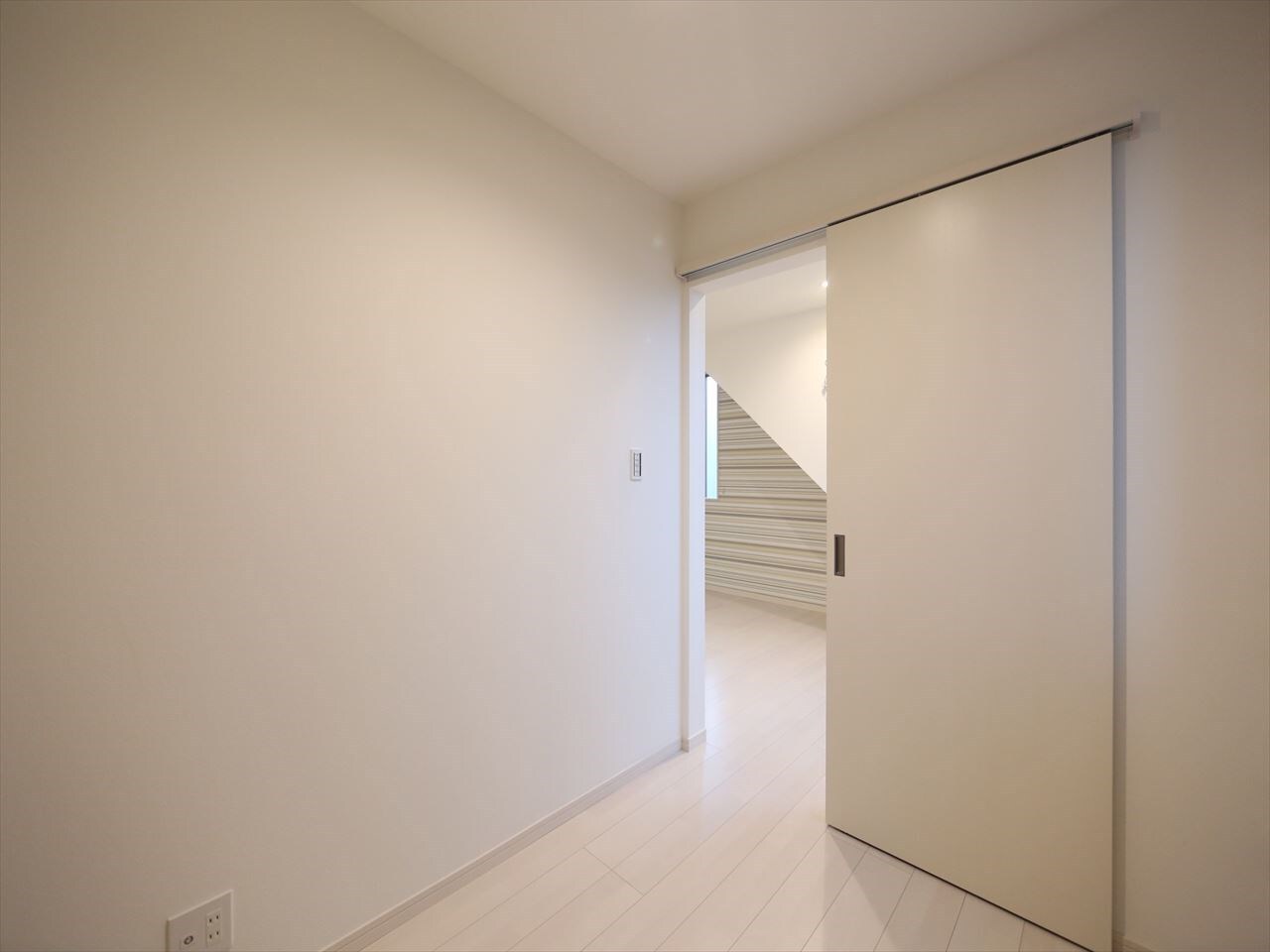 物件内観写真23　(洋室3帖　クローゼット付（収納充実してます）)