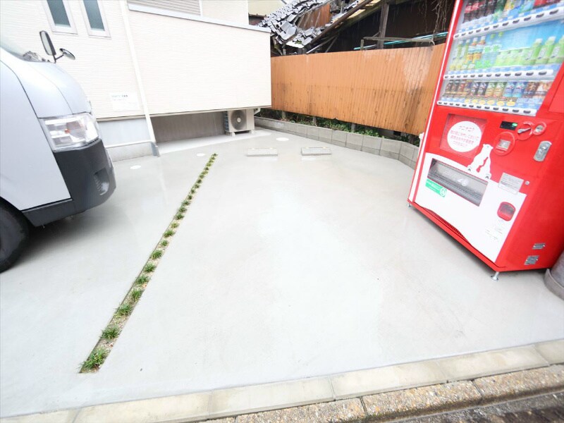 物件内観写真28　(敷地内駐車場)